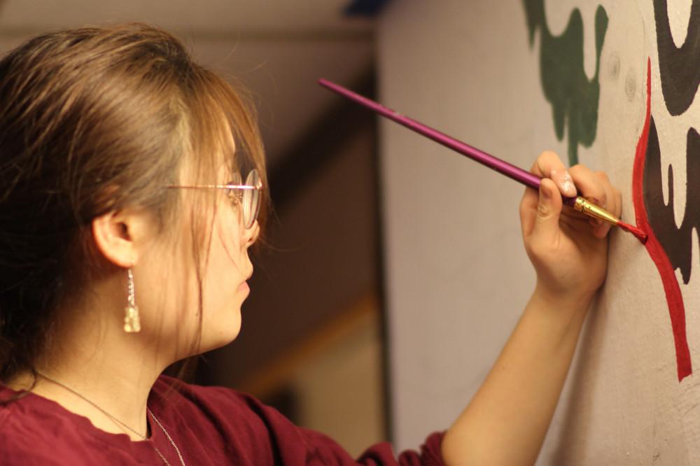 22岁的汉娜·康(Hannah Kang)是受委托在皮特大厅公共区域绘制壁画的四名学生艺术家之一. 项目，创建和管理...