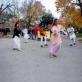 10月，国际俱乐部的学生在贝洛伊特的返校游行中游行. 他们这群欢庆的人偶尔跳起舞来...