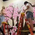 去年春末，21岁的布鲁克·麦卡蒙德(Brooke McCammond)和22岁的汉娜·康(Hannah Kang)为贝洛伊特卫生系统(贝洛伊特 Health System)绘制壁画.