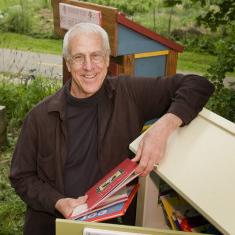 69岁的Rick Brooks是Little Free Libraries的联合创始人, 图书分享运动与80多个,000多家注册图书馆 ...