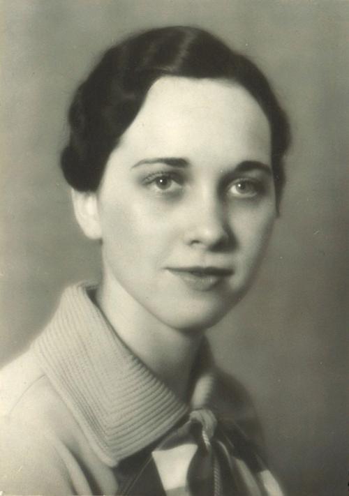 吉纳维芙·迪恩是1935年伯洛伊特学院的大四学生.