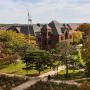 秋天，从桑格科学中心的屋顶上俯瞰伯洛伊特大学校园的宁静.