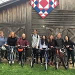 2019年夏天，“两轮写作”利用骑自行车来激发写作项目. 今年，一个与众不同的夏天提供了充足的提示.